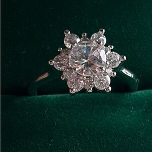 Elegant Silver Floral Ring